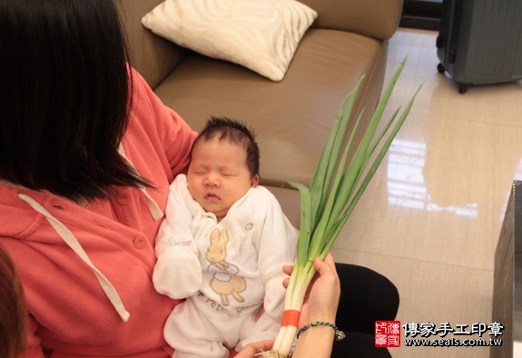 剃胎毛、滿月剃頭、嬰兒剃頭、嬰兒理髮、嬰兒剃髮、嬰兒剃胎毛、嬰兒滿月剃頭、寶寶剃頭、剃胎毛儀式、剃胎毛吉祥話、滿月剃頭儀式、滿月剃頭吉祥話、寶寶剃胎毛、寶寶滿月剃頭理髮、 台北中山區剃胎毛、台北中山區滿月剃頭、 台北中山區嬰兒剃頭剃胎毛、台北中山區嬰兒理髮、台北中山區嬰兒剃髮、楊寶寶(台北中山區到府嬰兒寶寶滿月剃頭理髮、免費到府嬰兒剃胎毛儀式吉祥話)。到府剃頭剃胎毛主持、專業拍照、DVD光碟、證書。★購買「臍帶章、肚臍章、胎毛筆刷印章」贈送：剃頭、收涎、抓周，三選一。2016.01.13 照片12